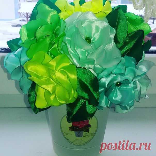 Розы из атласных лент
