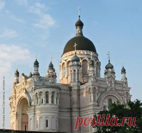 Казанский собор Вышневолоцкого Казанского монастыря Тверской области. 
25 июля 2010 года. Фотo: © Михеева Анна Сергеевна  | Тверская область Вышний Волочек Вышневолоцкий Казанский монастырь Собор Иконы Божией Матери Казанская Купол Глава Фотография