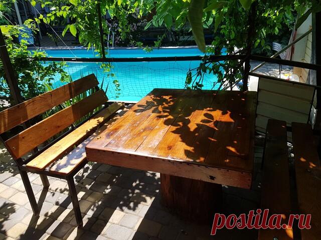 Дорогие мои друзья! Приглашаю вас отдохнуть в тихом уютном местечке Архипо-Осиповки на берегу Черного моря. Природа этого района удивительно красива! Сочетание бирюзовых морских просторов и покрытых изумрудной зеленью горных вершин создает атмосферу настоящего юга. Наш гостевой дом расположен на холме в преддверии  системы Кавказских гор. Именно в Архипо-Осиповке  начинается Главный Кавказский хребет, который по мере продвижения на восток быстро набирает свою силу.   Для в...