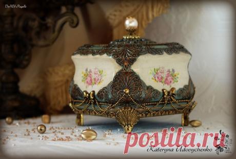 Добрый вечер!
Сегодня я с новой работой и моей новой любимицей - шкатулочкой "Лукреция". Прошу любить и жаловать!
Не хочу в этот раз писать много букв - просто сделала достаточно красивых фотографий... они порой лучше тысячи слов. А если у Вас будут вопросы по этой работе, можете писать мне в личку и на что смогу, отвечу!
Отмечу только, что сей шедевр-заготовка - пера Оксана Ярославовна, а остальное - мои фантазии на тему цвета и формы)) 
Ну, и должна признаться, что получ...