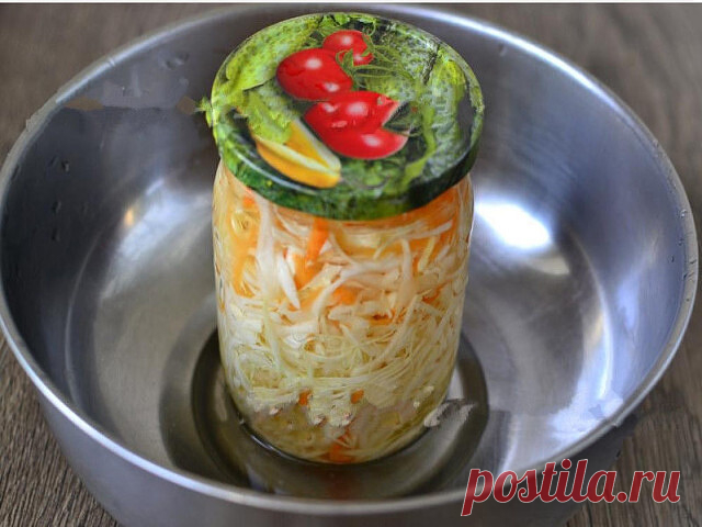 Ингредиенты на трёх литровую банку:
Капуста- 1 небольшой кочан
Морковь - 1шт.
Чеснок -3 зубчика
Лук репчатый 1-2 шт.
Перец болг. красный
Зелень- по вкусу.
Для рассола:
Вода- 1,5 литра
Соль- 2 ст. ложки.
Масло растительное - 1/2 стакана.
Сахар- 4 ст. ложки
Уксус 70%-1 ст.ложка.

Приготовление:
Капусту ,морковь,чеснок, лук , перец и зелень режем , кладём в миску, перемешиваем аккуратно и укладываем в банку. Воду кипятим, добавляя соль, масло, сахар и уксус. Получившимся расс...