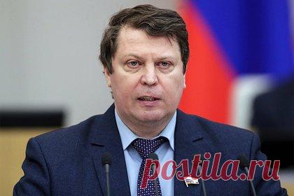 В Госдуме резко высказались о предложении правнука Сталина относительно ООН. Депутат Госдумы Михаил Матвеев раскритиковал предложение правнука Иосифа Сталина художника Селима Бенсаада распустить ООН. Парламентарий назвал инициативу опасной глупостью, поскольку она лишила бы Россию права вето, которым страна обладает при голосовании в Совбезе ООН.