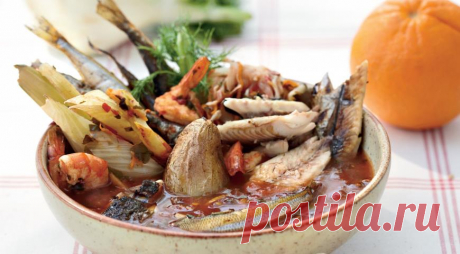 Запеченные в панцире креветки, с одной стороны, сохраняют в себе весь свой сок, но с другой – очистить их от этого панциря не так-то просто. Если вы решите жарить на углях уже очищенные креветки, соберите все панцири и головы на металлический лист и обжарьте над огнем до красного цвета – и только потом уже кладите в буйабес. Если листа нет, заверните панцири порциями в куски фольги и уложите на решетку. И не пересушите сами креветки!