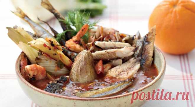 Запеченные в панцире креветки, с одной стороны, сохраняют в себе весь свой сок, но с другой – очистить их от этого панциря не так-то просто. Если вы решите жарить на углях уже очищенные креветки, соберите все панцири и головы на металлический лист и обжарьте над огнем до красного цвета – и только потом уже кладите в буйабес. Если листа нет, заверните панцири порциями в куски фольги и уложите на решетку. И не пересушите сами креветки!