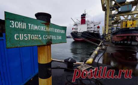 В ФТС оценили популярность ввоза наличных для внешнеторговых расчетов. Таможенная служба не зафиксировала ни одного случая завоза наличных для оплаты внешнеторговых контрактов, хотя эта возможность для бизнеса действует с лета. В ФТС назвали такой способ расчетов «нетривиальным»