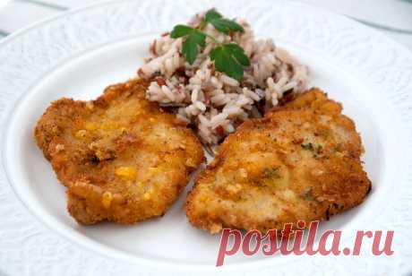 Куриный шницель.
Быстрый рецепт вкуснейшего хрустящего шницеля из куриной грудки в панировке из сухарей и кукурузных хлопьев.