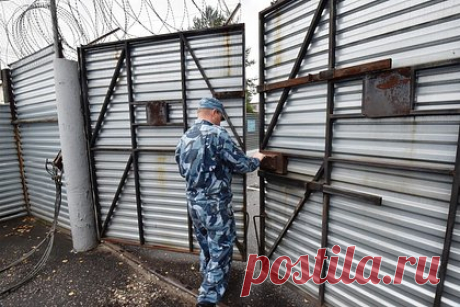 Двое подельников получили сроки за похищение россиянина из-за миллионного долга. Во Владимирской области двоих жителей Кольчугинского района приговорили к шести и пяти с половиной годам колонии за похищение 24-летнего россиянина. По данным следствия, днем 22 мая в городе Кольчугино сообщники напали на потерпевшего, который был должен 1 миллион 80 тысяч рублей.