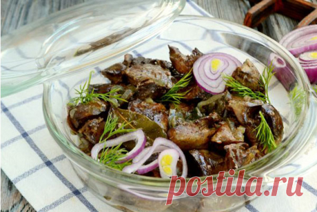 Куриная печень, запечённая с луком

Чтобы куриная печень сохранила свою форму, запеките её в духовом шкафу. Так субпродукты получаются очень сочными и нежными, сохраняя при этом гораздо больше полезных свойств. Кроме того, вам не придётся отмывать плиту от масла, как при жарке печени.