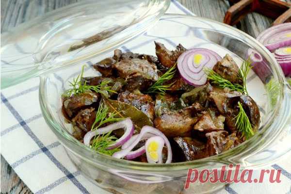 Куриная печень, запечённая с луком

Чтобы куриная печень сохранила свою форму, запеките её в духовом шкафу. Так субпродукты получаются очень сочными и нежными, сохраняя при этом гораздо больше полезных свойств. Кроме того, вам не придётся отмывать плиту от масла, как при жарке печени.