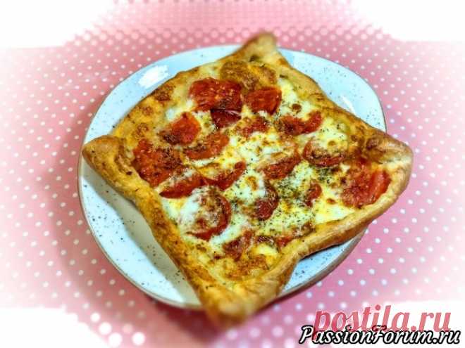 Капрезе тарт с томатами и сыром моцарелла. Слоенный пирог капрезе