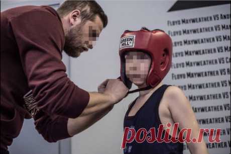 «Шлепал не по-родительски». Детского тренера по боксу обвинили в педофилии. Скандал разгорелся в подмосковной Электростали. Детского тренера по боксу Алексея П. арестовали по подозрению в развратных действиях с воспитанницами. И это разделило город на два лагеря. Aif.ru поговорил со всеми сторонами конфликта.