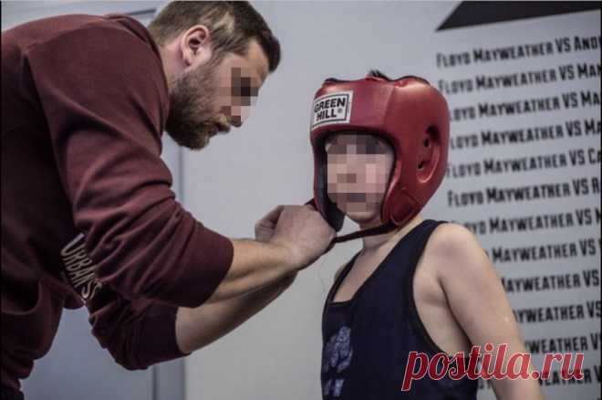 «Шлепал не по-родительски». Детского тренера по боксу обвинили в педофилии. Скандал разгорелся в подмосковной Электростали. Детского тренера по боксу Алексея П. арестовали по подозрению в развратных действиях с воспитанницами. И это разделило город на два лагеря. Aif.ru поговорил со всеми сторонами конфликта.