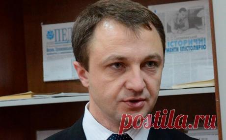 Омбудсмен поспорил с мэром Ивано-Франковска из-за языковых инспекторов. Мэр заявил, что обсуждал с омбудсменом популяризацию украинского языка и анонсировал появление языковых инспекторов в городе, которые будут следить за употреблением русского. В Москве назвали права русскоязычных ключевым вопросом