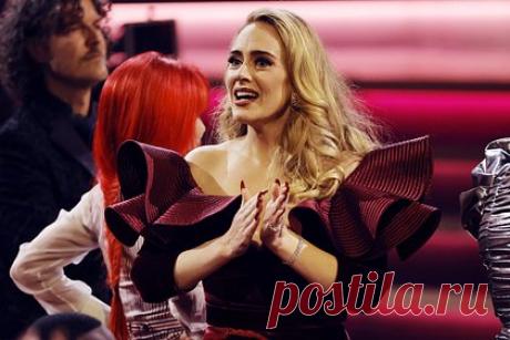 Адель вновь начала употреблять алкоголь после нескольких месяцев трезвости. Британская певица Адель во время концерта в Лас-Вегасе объявила, что завершила период добровольной трезвости и вновь начала употреблять спиртное. Она призналась, что по-прежнему не может пить красное вино, так как теряет из-за него голос, но свой отпуск она намерена провести с бокалом белого вина.