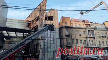 В Ростове-на-Дону потушен пожар в пятиэтажке после возгорания ТЦ. В Ростове-на-Дону полностью потушен пожар в пятиэтажном жилом доме, на крышу которого перекинулся огонь с горящего ТЦ «Галерея Астор». МЧС России сообщило о ликвидации открытого горения как в жилом здании, так и на крыше торгового центра. Причиной возгорания стало короткое замыкание в вывеске на фасаде ТЦ. Спасатели оперативно справились с огнём, предотвратив дальнейшее распространение пожара. Читать далее