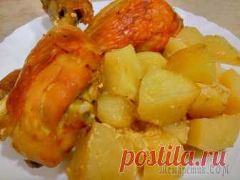 Сочная курица с картошкой в духовке Когда передо мной стоит вопрос, что приготовить на ужин, чтобы ели как дети, так и взрослые, я сразу вспоминаю рецепт запеченной курицы (куриная голень, бедра, крылья) с картошкой в духовке. Курочка п...