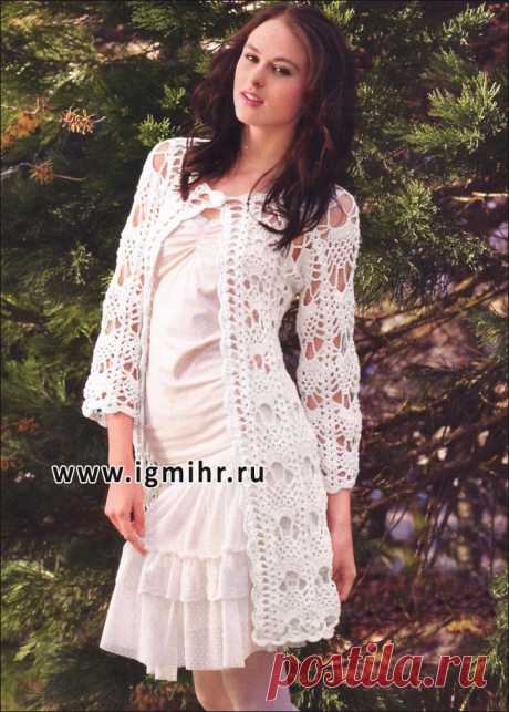 Длинный ажурный жакет кремового цвета.