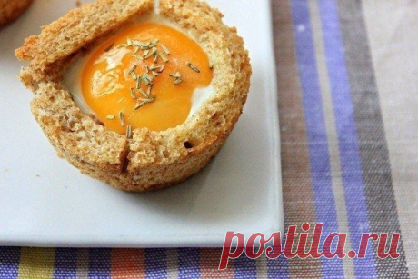 Корзинки из цельнозернового хлеба с яйцом и беконом - Лучшие кулинарные рецепты интернета