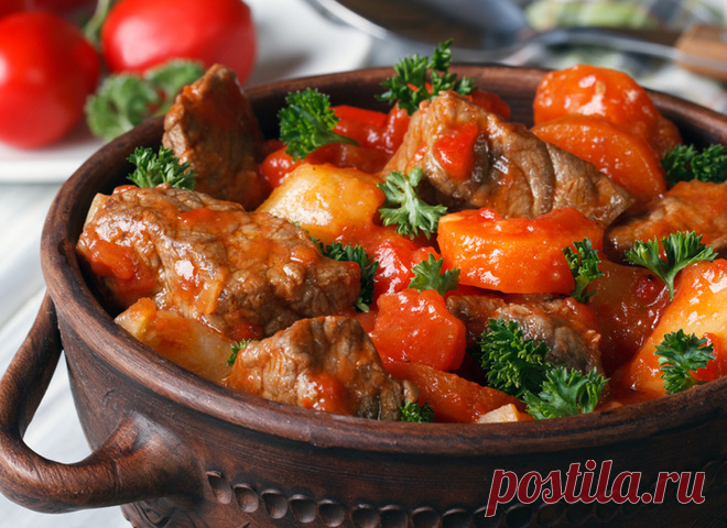Гуляш меджимурский: рецепт с грибами и разными видами мяса 
Гуляш – это нечто среднее между густым супом и мясным рагу, т.е. и первое, и второе в одной тарелке. Традиционно его готовят из говядины, но гуляш меджимурский – особый случай, когда рецепт включает …