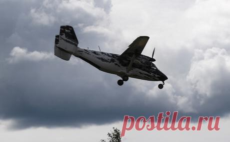 Рядом с пропавшим Ан-28 нашли живых людей. Рядом с найденным Ан-28, который ранее пропал с радаров в Томской области, нашли выживших. Об этом РИА "Новости" сообщил представитель ГУ МЧС по региону. По словам собеседника агентства, выживших обнаружили в районе поселка Кирзавод. Ранее сообщалось, что самолет Ан-2, на борту которого находились 11 человек, пропал в пятницу при взлете из аэропорта города Колпашево. На поиски самолета были направлены два вертолета Ми-8 со спасателями.