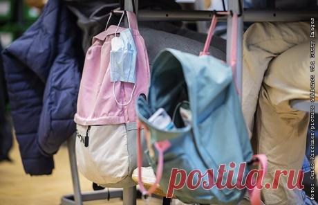 Запрет на массовые мероприятия в школах продлен до 2024 года Глава Роспотребнадзора Анна Попова продлила до 1 января 2024 года ограничения, введенные для школ и других детских и молодежных организаций из-за пандемии.