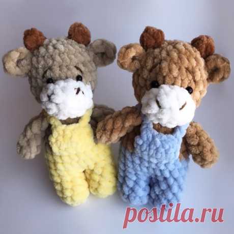 PDF Бычок в комбинезоне крючком. FREE crochet pattern; Аmigurumi animal patterns. Амигуруми схемы и описания на русском. Вязаные игрушки и поделки своими руками #amimore - корова, коровка, телёнок, плюшевый бык, бычок из плюшевой пряжи.
