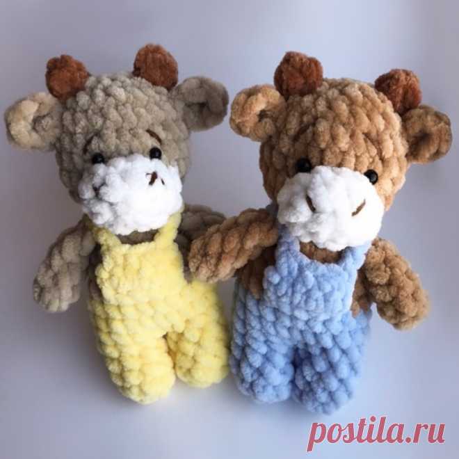 PDF Бычок в комбинезоне крючком. FREE crochet pattern; Аmigurumi animal patterns. Амигуруми схемы и описания на русском. Вязаные игрушки и поделки своими руками #amimore - корова, коровка, телёнок, плюшевый бык, бычок из плюшевой пряжи.