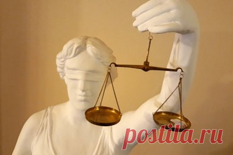 Покинувших Россию адвокатов захотели лишать статуса. Правительство предложило лишать статуса адвокатов, которые уехали за границу. Соответствующую поправку кабмин захотел внести в закон «Об адвокатуре», пишет «Коммерсантъ» со ссылкой на Федеральную палату адвокатов (ФПА). Комиссия кабмина по законопроектной деятельности подготовила свои поправки к законопроекту.