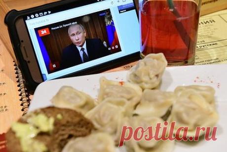 Петербуржец отсудил деньги за растаявшие пельмени у УК. В Петербурге мужчина отсудил у управляющей компании (УК) несколько тысяч рублей за растаявшие пельмени. Об этом сообщили в официальном Telegram-канале объединенной пресс-службы судов Петербурга. Инцидент произошел 9 августа 2022 года. В тот день петербуржец вернулся домой и увидел, что в его квартире отключили свет.
