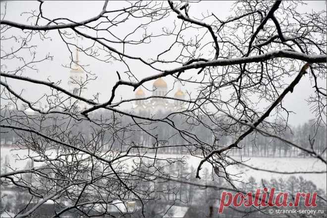 Когда живешь в огромном многонациональном городе, в сутолоке повседневных дел начинаешь уставать, постепенно выдыхаешься и превращаешься в абстрактного гражданина мира.

Но мы русские люди, и нам нужны силы.

Поэтому мы отправляемся в путешествие в древний очень и очень русский город Владимир.