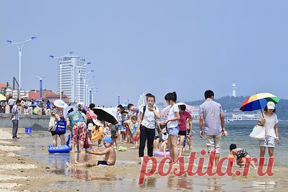В Китае зафиксировали рекордную жару. В понедельник, 29 мая, в китайском Шанхае зафиксировали рекордную жару — столбик термометра поднялся до 36,1 градуса Цельсия. Понедельник оказался самым жарким майским днем более чем за 100 лет. В этот день был побит предыдущий рекорд — в 1876, 1903, 1915 и 2018 годах самой высокой температурой считались 35,7 градуса.