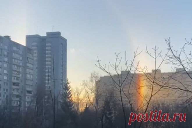 В Москве заметили редкую зимнюю радугу. Редкое явление образовалось из-за преломления света в ледяных иглах.