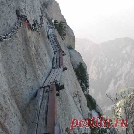 Тропа смерти (Huashan Mountain). Слабонервным лучше даже не смотреть.