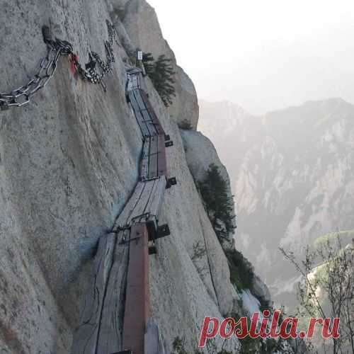 Тропа смерти (Huashan Mountain). Слабонервным лучше даже не смотреть.