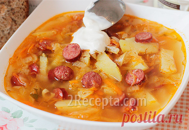 Щи из квашеной капусты с колбасками По-настоящему зимний сытный супчик. Щи с кислой капустой можно отнести к довольно бюджетным блюдам. Готовится суп так же максимально быстро, ведь в рецепте пропущен этап варки бульона на кости. Щи с копчеными колбасками не уступает по сытности наваристому бульону, получается так же вкусно и ароматно, только намного быстрее. Для этого рецепта отлично подходят охотничьи колбаски или любые другие тонкие колбаски. Количество ингредиентов ука...