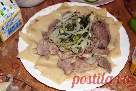 Вкуснейший бешбармак и бауырсаки  1. Бешбармак буквально переводится с казахского "пять пальцев", т.к. едят его руками!
Другое название этого блюда - мясо по-казахски. 
По сути, беш представляет собой обычную для кухонь множества нар…