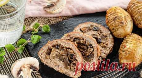 Мясной рулет с грибами и луком | Журнал "JK" Джей Кей Ингредиенты: Мясной фарш — 800 г Лук репчатый — 3 шт. Яйца — 3 шт. Ломтики белого хлеба — 2 шт. Молоко для замачивания хлеба — 1 стак. Шампиньоны — 700 г Приготовление: 1. Приготовить фарш. Лучше всего брать сборный, например, свинина+говядина+курица. Хлеб замочить в молоке, мясо пропустить через мясорубку, луковицу мелко порезать...