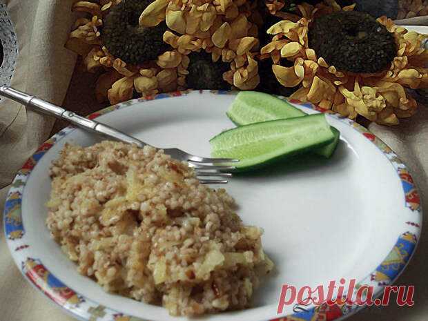Каша «Жемчужинка» - БУДЕТ ВКУСНО! - медиаплатформа МирТесен Ингредиенты: Перловая крупа — 1 стакан Кипяток — 1 лКроме того вода в достаточном количестве Лук — 1-2 шт. (строго по вкусу!) Картофель — 1-2 шт. (определяет ваш вкус и размер плода) Соль (лучше морская крупнaя, из мельницы) Растительное масло — 2-3 ст.л. Способ приготовления: Можно много