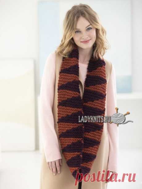 Вязаный спицами длинный двухцветный снуд из толстой пряжи. / ladyknits.ru