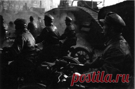 Колонна мотоциклистов и танков выезжает на Красную площадь. Парад в честь 10-й годовщины  / История цивилизаций!