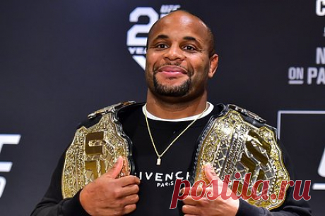 Бывший чемпион UFC рассказал о «безумной» просьбе к Нурмагомедову. Бывший чемпион UFC Даниэль Кормье рассказал о «безумной» просьбе к Хабибу Нурмагомедову. «Я попросил моего друга Хабиба прислать мне борцов на соревнования в США, потому что я хотел, чтобы мой родной штат Оклахома стал чемпионом», — заявил он. Нурмагомедов ответил, что российским атлетам сейчас трудно попасть в США.