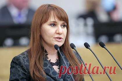 В Госдуме отреагировали на уничтожение бульдозером гумпомощи бойцам СВО. Необходимо наказать виновных в уничтожении гуманитарной помощи участникам специальной военной операции (СВО), призвала член комитета Государственной Думы по труду, социальной политике и делам ветеранов Светлана Бессараб. Своим мнением парламентарий поделилась в разговоре с «Лентой.ру».