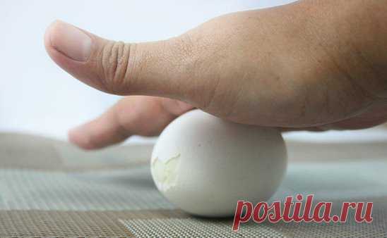 Снятие негатива с человека и лечения несложных болезней сырым яйцом.
Перед сном: В стакан, наполовину наполненный водой , вбить сырое яйцо ( не размешивать). 
Над стаканом произнести: «все худое, все плохое пусть вытекает в этот стакан», поставить у изголовья на ночь. 
Утром смотрим на яйцо в стакане. Желток — это жизнь человека, а белок — это среда, окружающая его: могут быть пузырьки, нити, которые тянутся вверх, туман, колпак, либо вообще яйцо «взбито до пены.» 
Зависть и недоброжелательнос