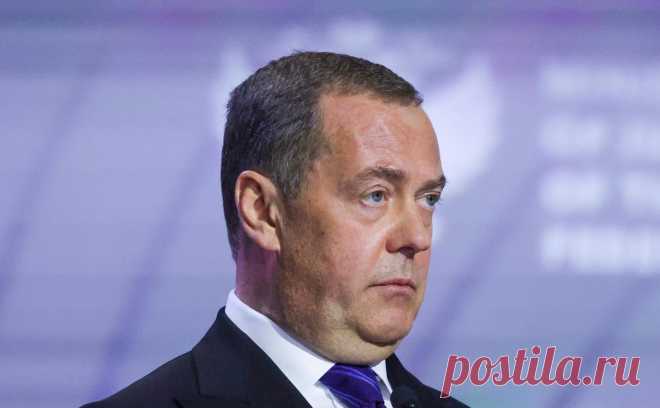 Медведев заявил, что ЕС мешает попыткам США по урегулированию на Украине. Европейские политики пытаются мешать американским попыткам в разрешении украинского конфликта, написал в телеграм-канале зампред Совбеза России Дмитрий Медведев.