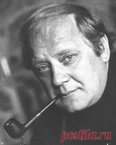 Facebook
30 лет назад не стало Юрия Визбора
«В 14 лет под влиянием «большой любви» в пионерском лагере, где я работал помощником вожатого, я написал первое стихотворение, которое начиналось следующим четверостишием:
Сегодня я тоскую по любимой.… Еще