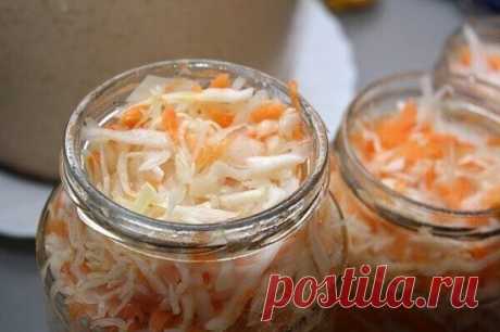 Капуста за 15 минут! Вкусно и быстро!
Мама посоветовала рецепт
Приготовление:
Берём из расчёта три килограмма капусты.
Капусту нашинковать.
Натереть три крупные морковки на крупной тёрке. Выдавить из чесночницы 3-4 зубчика чеснока.
Всё перемешать.
Делаем маринад:
Полтора литра воды ставим на огонь. Добавляем 200 гр.сахара, 3 столовые ложки соли( без верха),
250 гр. подсолнечного масла.Когда закипит влить 200 гр. уксуса 9%. Должно покипеть 2-3 минуты.
Маринад готов.
Заливаем капусту горячим марин