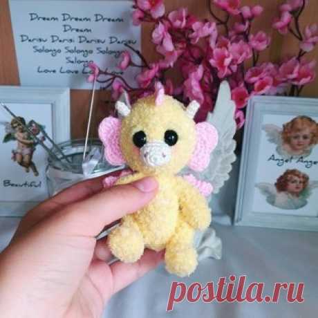 Маленький дракон Анютка амигуруми. Схемы и описания для вязания игрушек крючком! Бесплатный мастер-класс от Дарису Солонго по вязанию маленького дракона по имени Анютка. Высота вязаной крючком игрушки всего 12 см. Для изготовления…