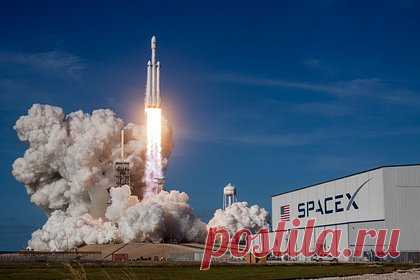 Ракета SpaceX вывела на орбиту 22 интернет-спутника Starlink. Американская компания SpaceX запустила ракеты Falcon 9 с 22 спутниками Starlink. Об этом сообщает РИА Новости. Их удалось успешно вывести на орбиту. Запуск произошел в воскресенье утром по московскому времени. SpaceX транслировала запуск в своем аккаунте.