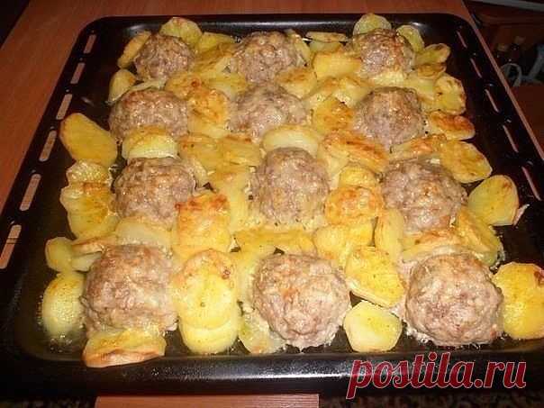 МЯСНЫЕ ЁЖИКИ С КАРТОШКОЙ ПОД СЫРОМ 
Ингредиенты:
- картофель
- любой мясной фарш
- лук
- яйцо
- рис
- перец
- соль
Приготовление:
1.В мясной фарш добавляем лук, чеснок, яйцо, соль, перец, отварной рис и все перемешиваем.
2.Формируем в виде шариков, выкладываем на противень, свободные места заполняем картошкой.
3.Солим картофель по вкусу, сверху посыпаем тёртым сыром и ставим в духовку (190 °) на 30-40 минут.