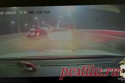 Погоня с задержанием укравших оборудование для майнинга россиян попала на видео. Полицейские задержали подозреваемых в краже майнингового оборудования россиян во время погони в Иркутске. В какой-то момент злоумышленник не справляется с управлением, а его машину заносит. Сразу после этого сотрудник ДПС выбегает из патрульного авто и запрыгивает в салон преследуемой иномарки через водительское окно.